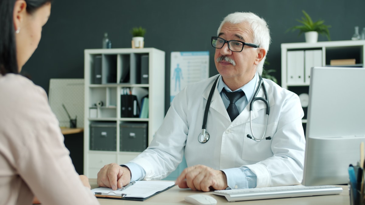 Arzt bespricht mit einer Patientin die Untersuchungsergebnisse