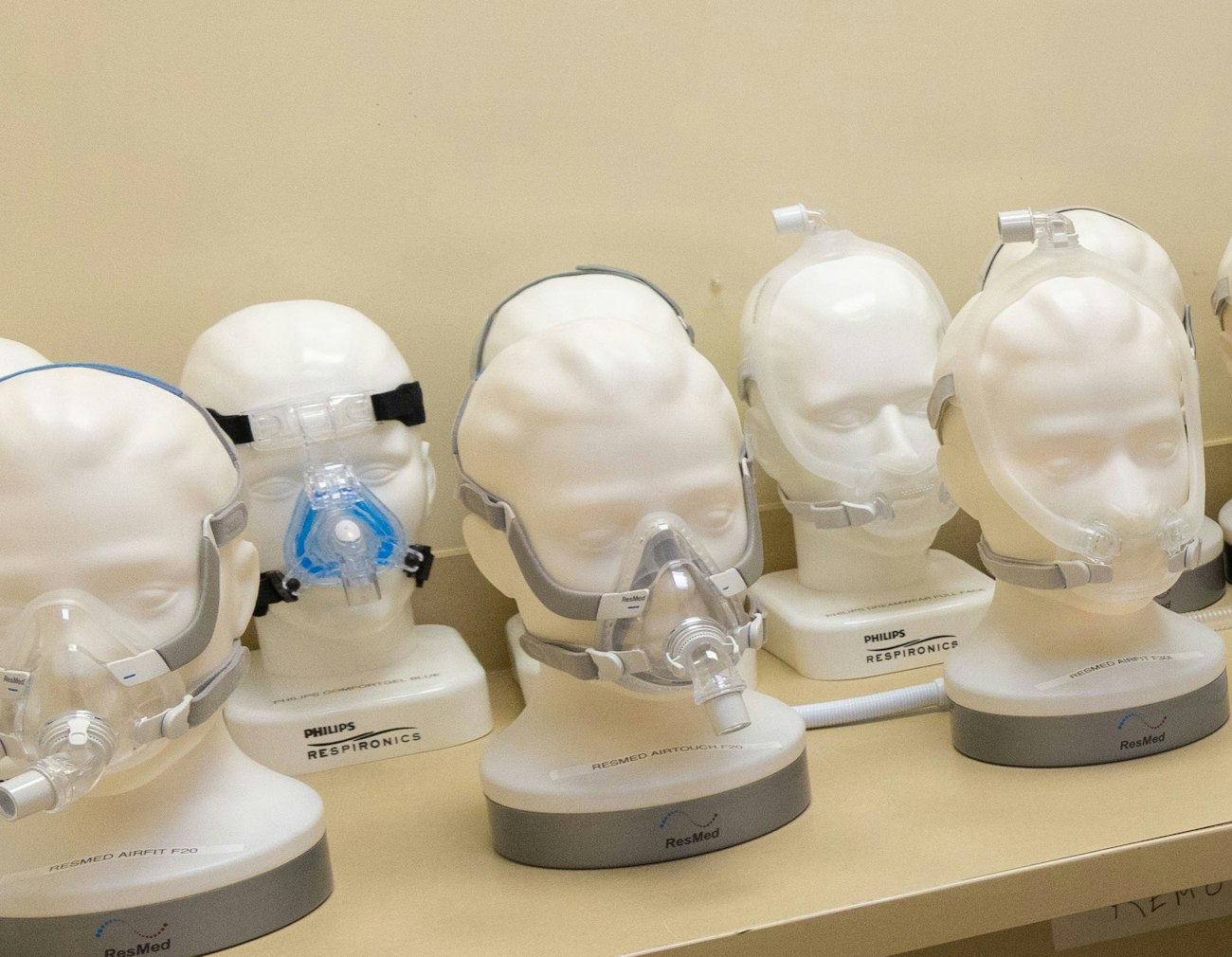 Nahaufnahme mehrerer CPAP-Masken, gut sichtbar die Auflagefläche über dem Nasenrücken